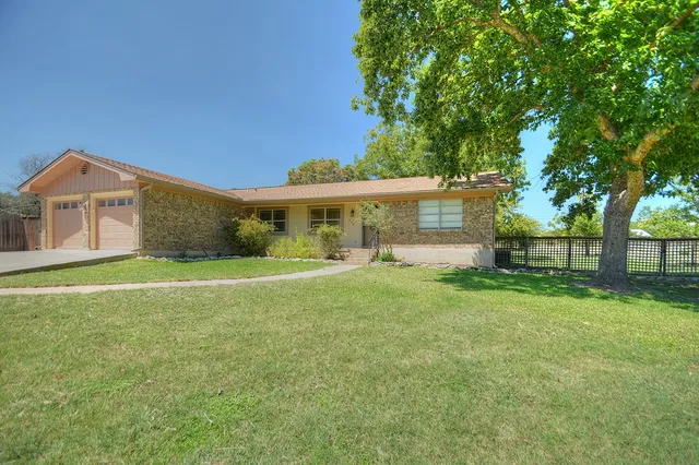$460,000 | 416 Valley Drive, Kerrville, TX 78028