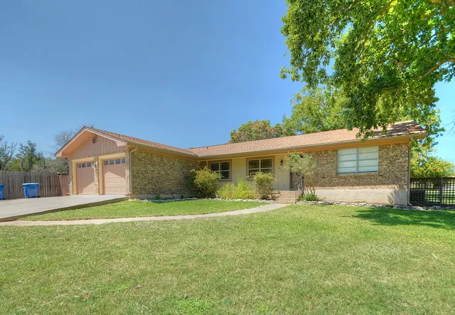$460,000 | 416 Valley Drive, Kerrville, TX 78028