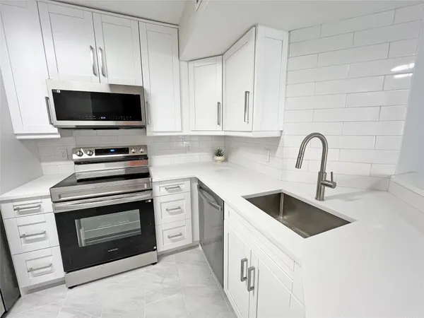 $2,500 | 9055 Wiles Road, Unit 208, Coral Springs, FL 33067