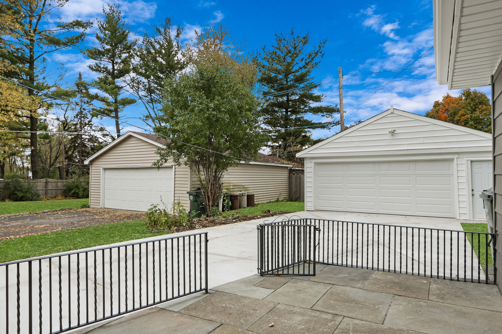 1186 Highland Road Mundelein, IL 60060 - Photo 27 of 28 a front view of a house with a garden