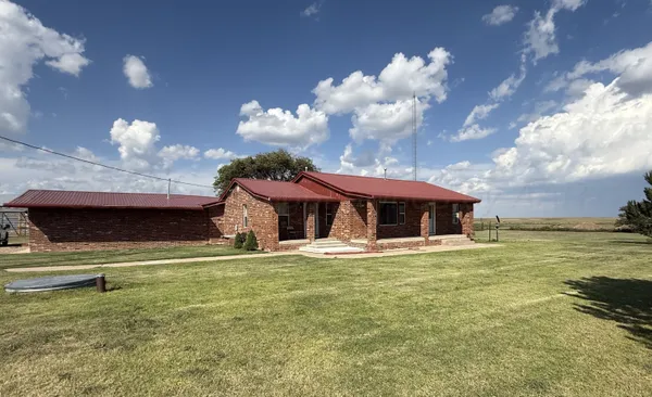 $400,000 | 6185 Us Highway, Stratford, TX 79084