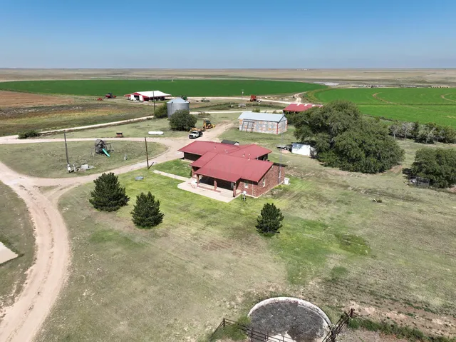 $400,000 | 6185 Us Highway, Stratford, TX 79084