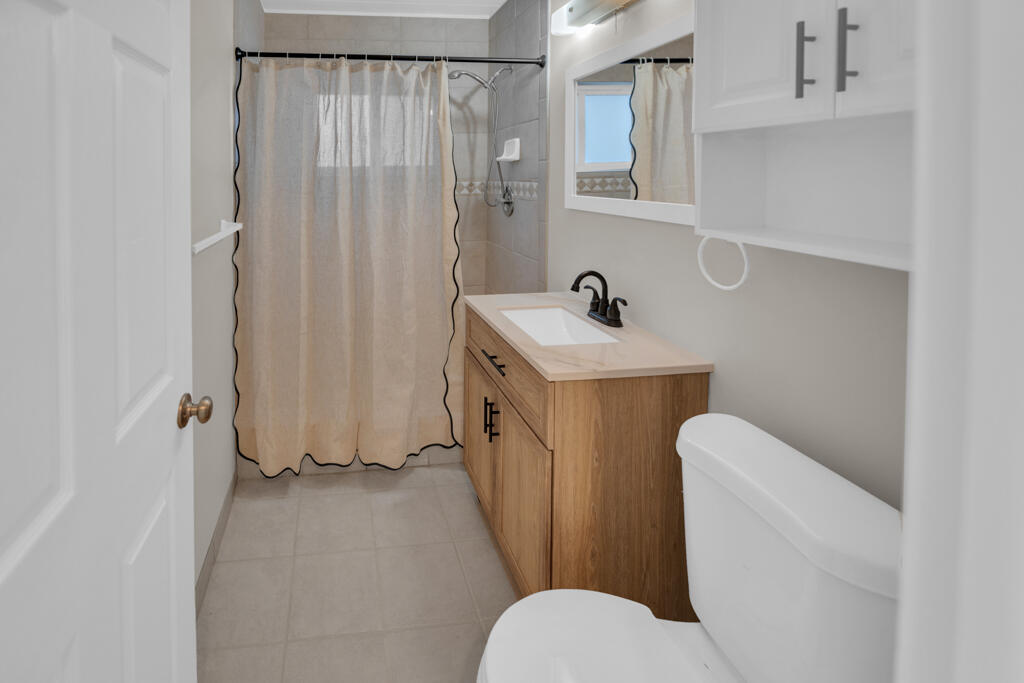 124 South Hammock Road Islamorada, FL 33036 - Photo 18 of 23 Guest Bath