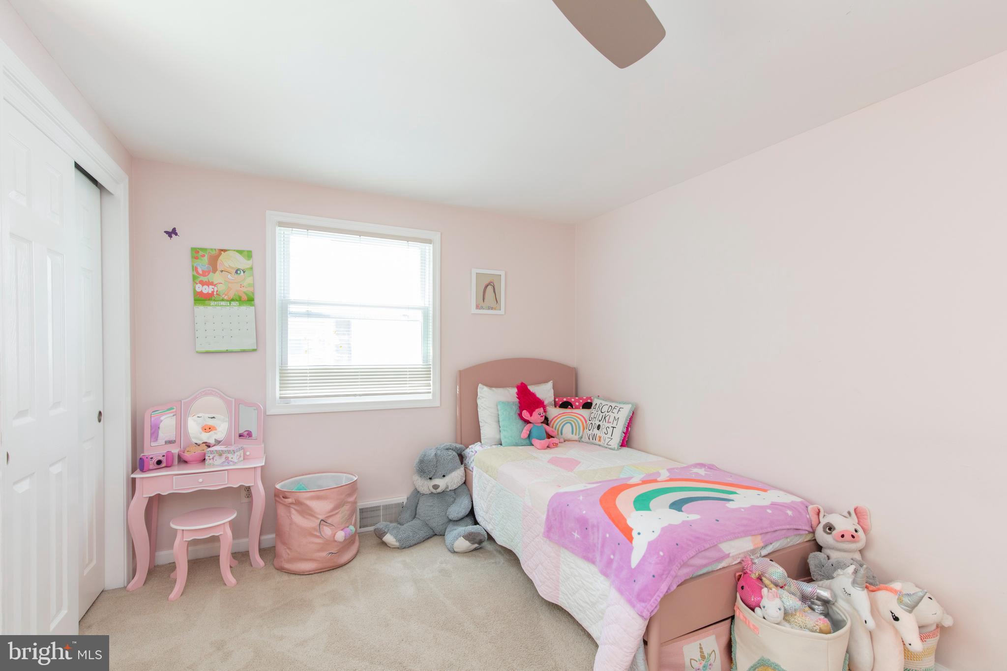 209 Glendale Road Havertown, PA 19083 - Photo 22 of 38 a bedroom with a bed and a window