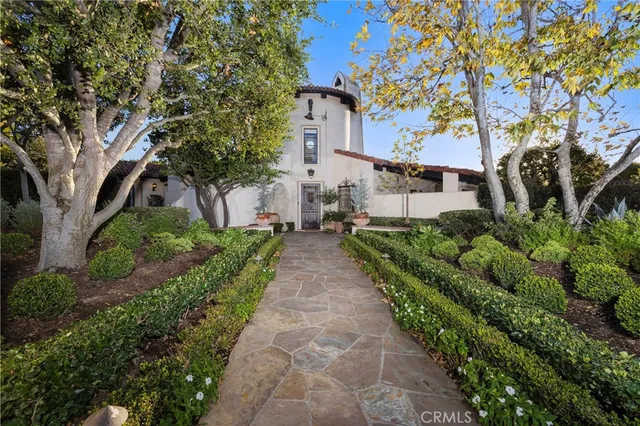 a view of a pathway with a house