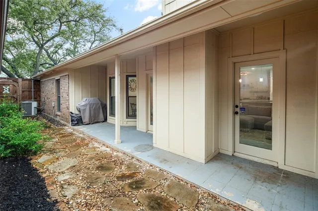 a view of a house with backyard