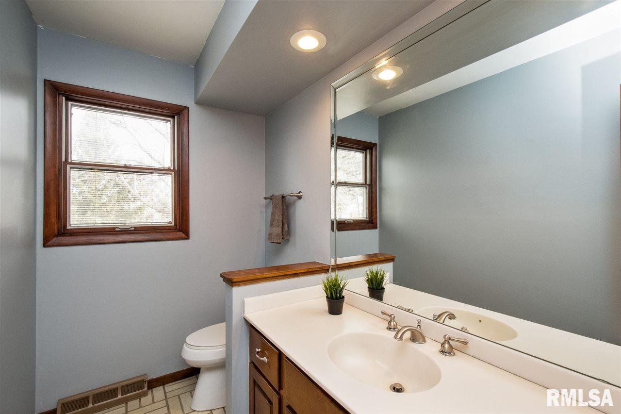 5056 Coachman Road Bettendorf, IA 52722 - Photo 12 of 24
