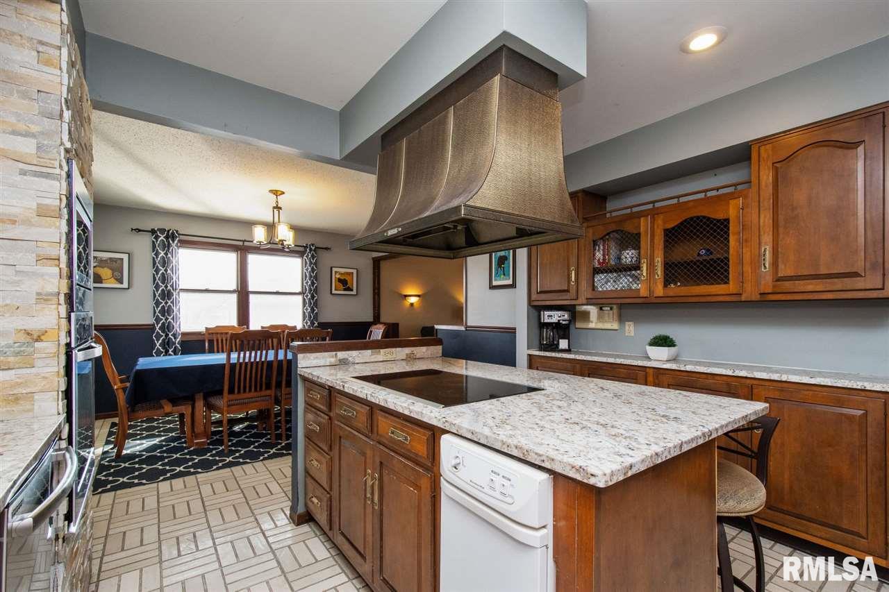 5056 Coachman Road Bettendorf, IA 52722 - Photo 2 of 24