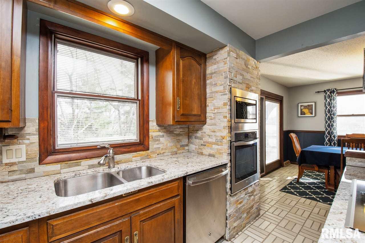 5056 Coachman Road Bettendorf, IA 52722 - Photo 3 of 24