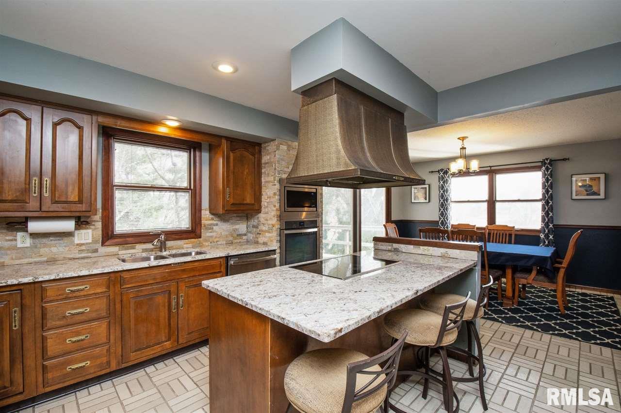 5056 Coachman Road Bettendorf, IA 52722 - Photo 4 of 24