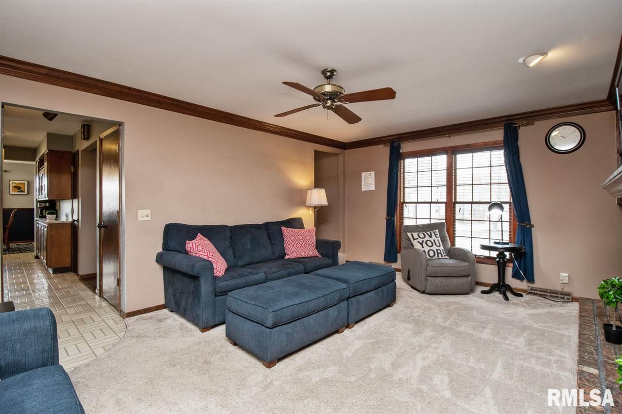 5056 Coachman Road Bettendorf, IA 52722 - Photo 8 of 24