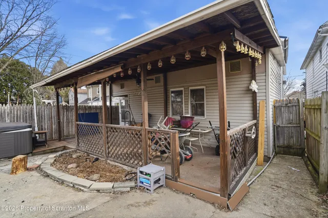 a black and white photo of a picture