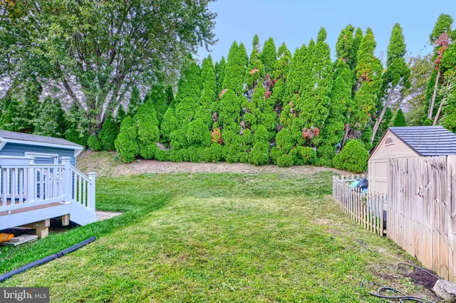 a view of a backyard with pathway