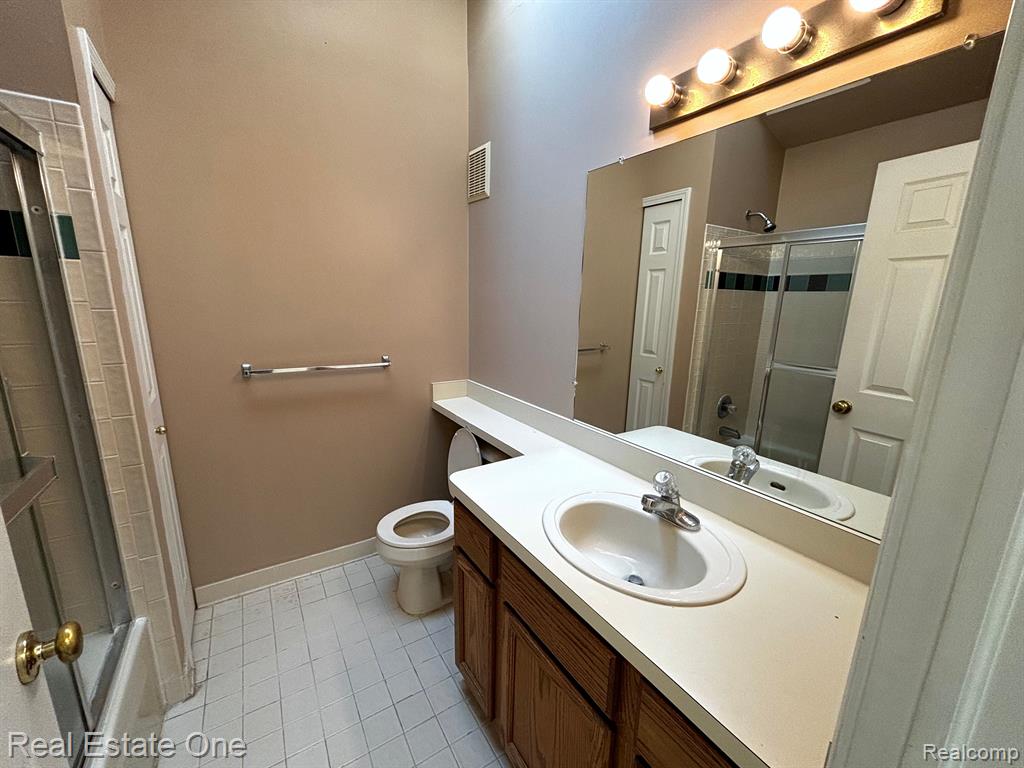 1423 Chesapeake Road, Unit 54 Royal Oak, MI 48067 - Photo 13 of 35