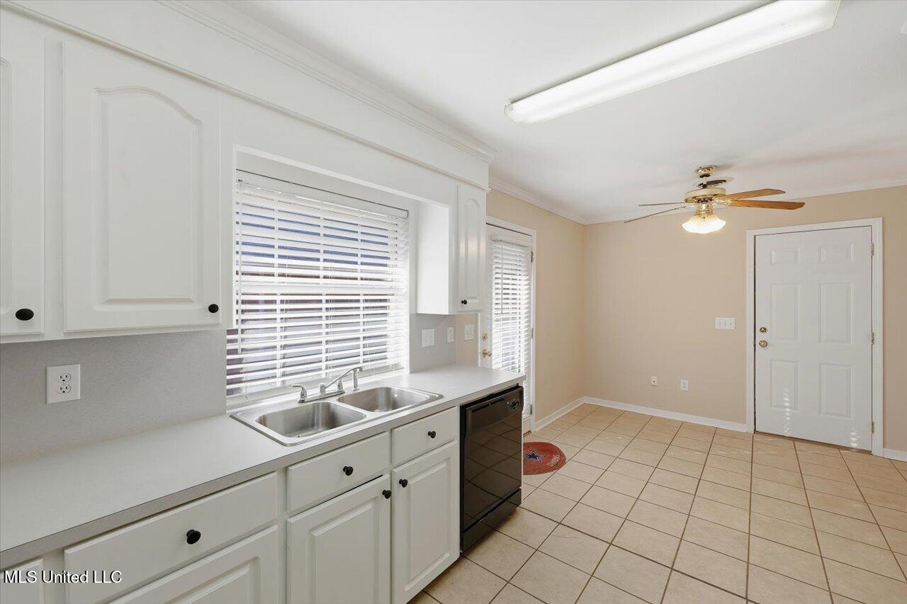 402 North Twin Clinton, MS 39056 - Photo 10 of 23 10-402 Twin Lakes N _ Home Tours MS