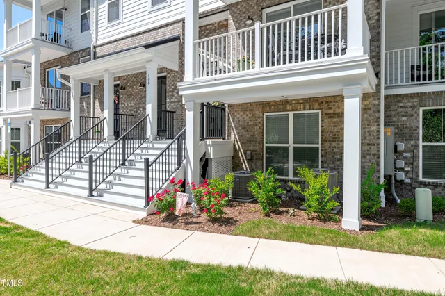 a view of a house with yard and plants