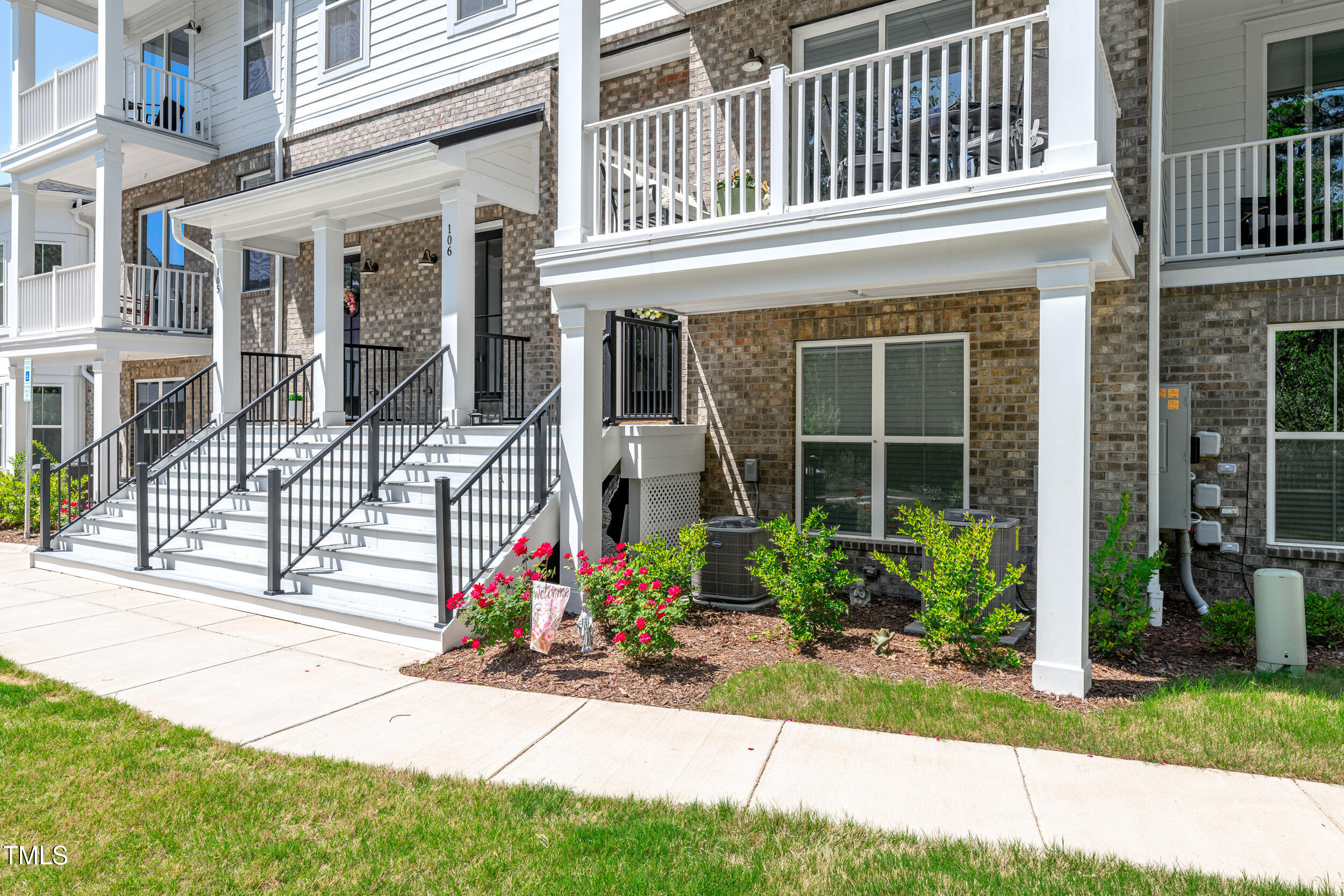 a view of a house with yard and plants