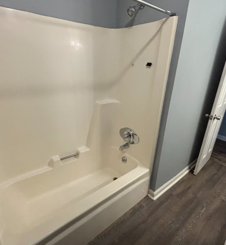 4001 Anderson Road, Unit C115 Nashville, TN 37217 - Photo 15 of 19 a bathroom with a bathtub