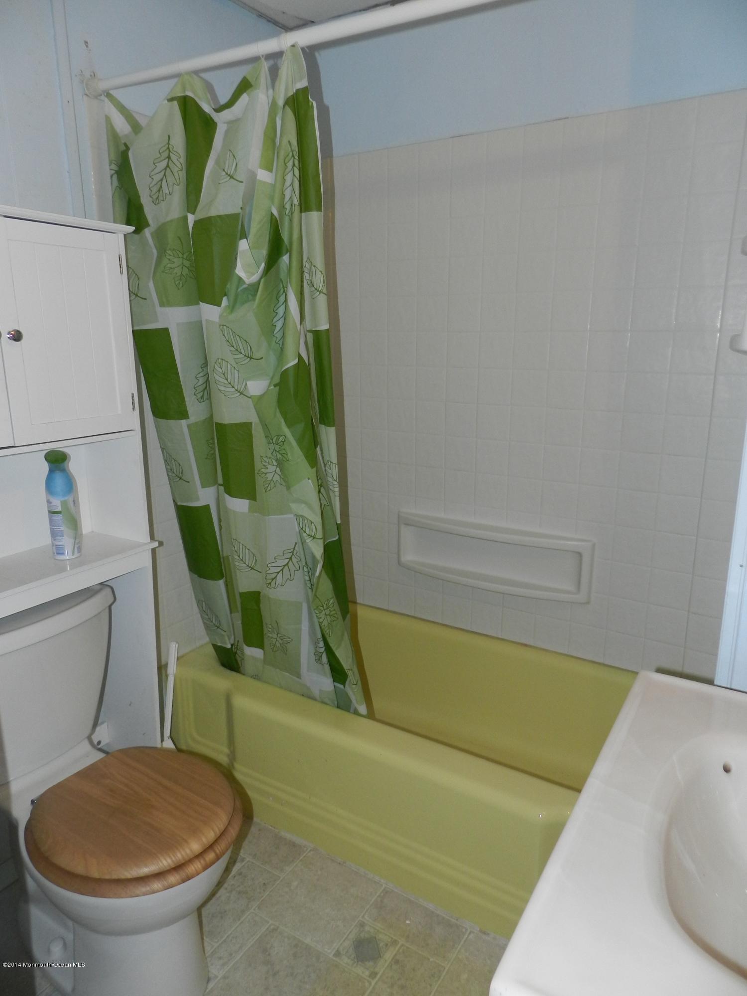 1403 Dorsett Dock Road Point Pleasant, NJ 08742 - Photo 7 of 18 a bathroom with a toilet and a bathtub