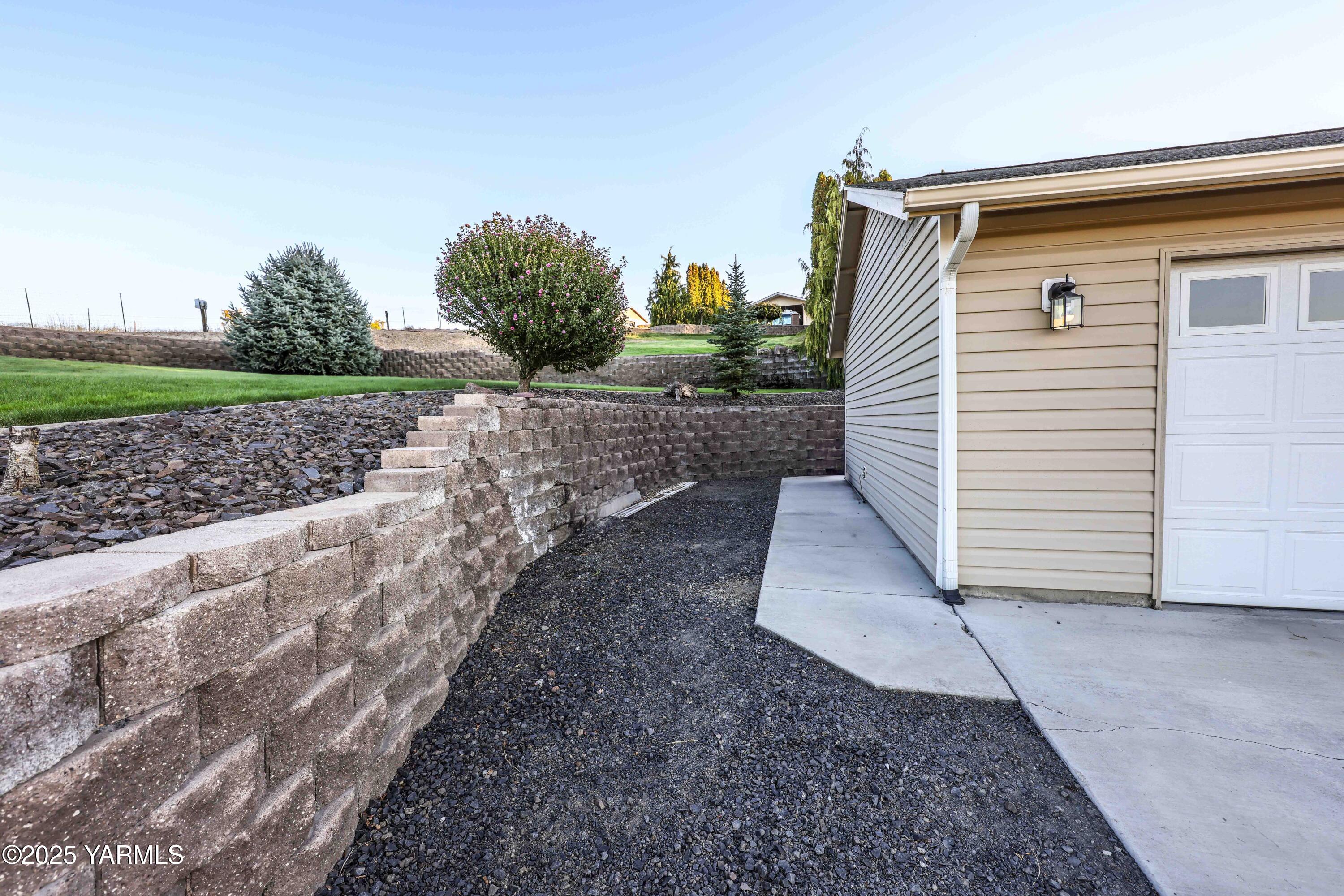 320 Westridge Road Selah, WA 98942 - Photo 12 of 53 a view of a house with a yard