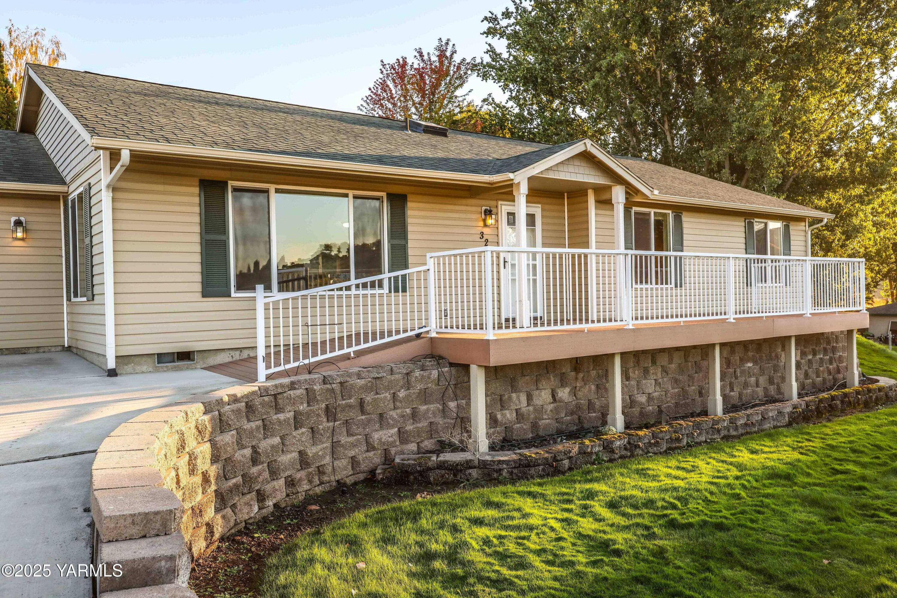 320 Westridge Road Selah, WA 98942 - Photo 16 of 53 a front view of a house with a yard