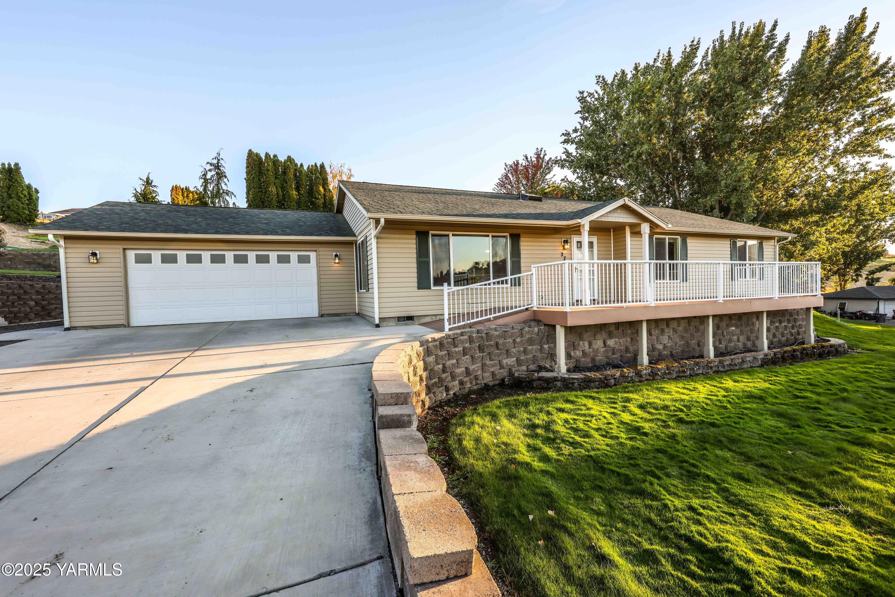 320 Westridge Road Selah, WA 98942 - Photo 17 of 53 a front view of a house with a yard