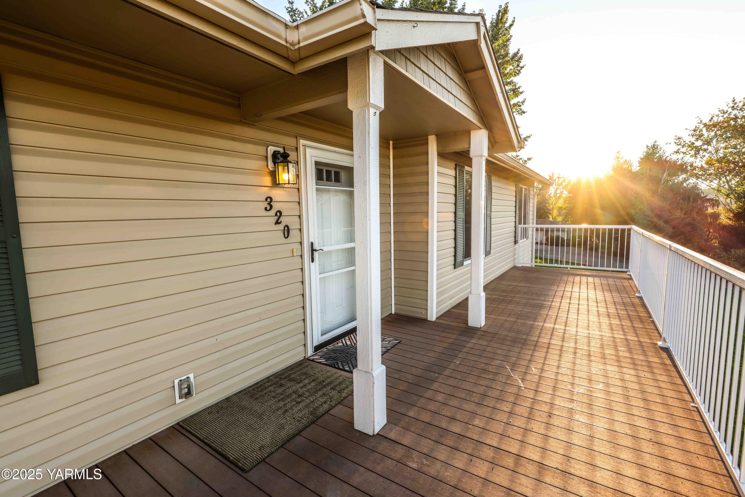 320 Westridge Road Selah, WA 98942 - Photo 18 of 53 a view of wooden balcony