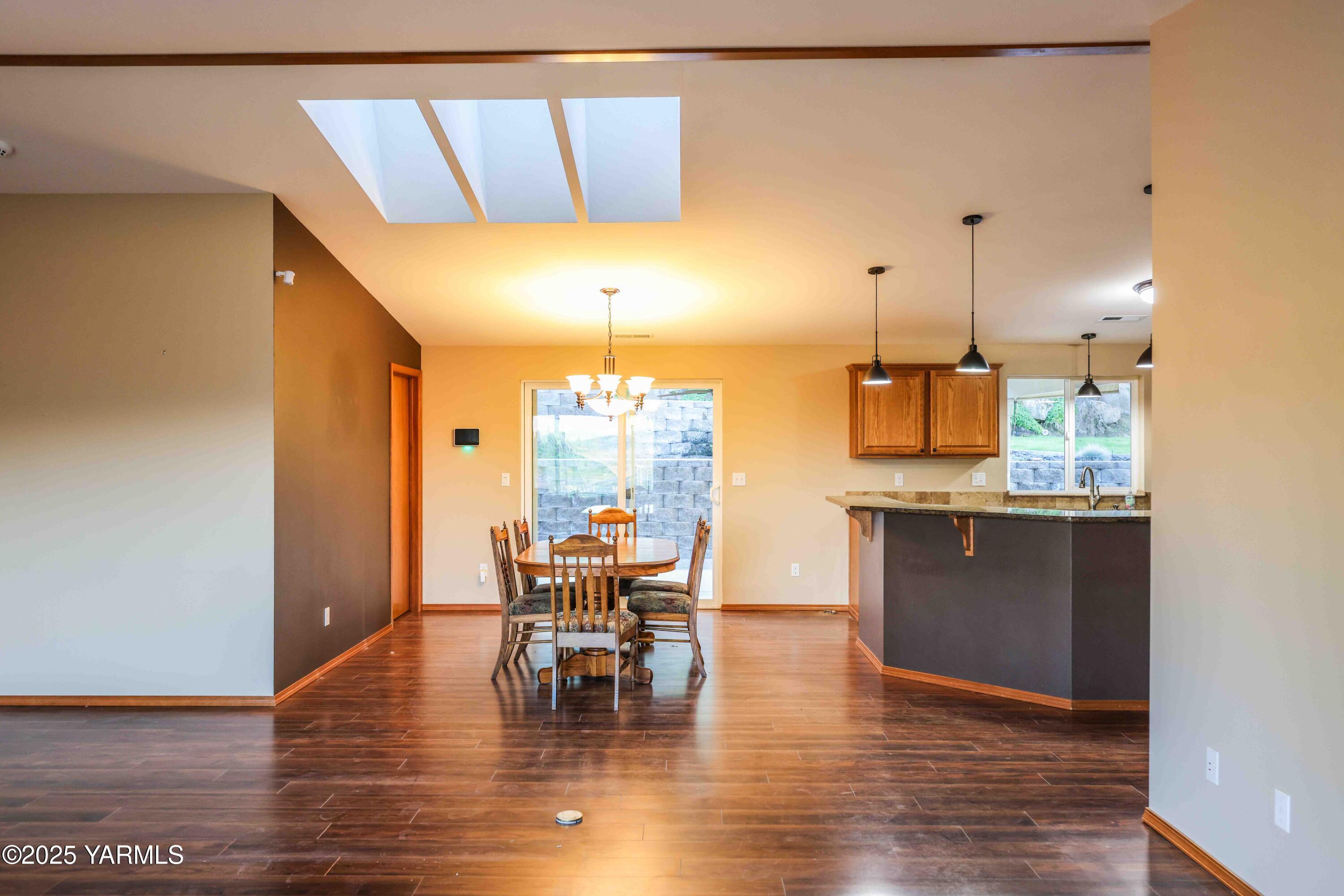 320 Westridge Road Selah, WA 98942 - Photo 27 of 53 a dining room with furniture and wooden floor