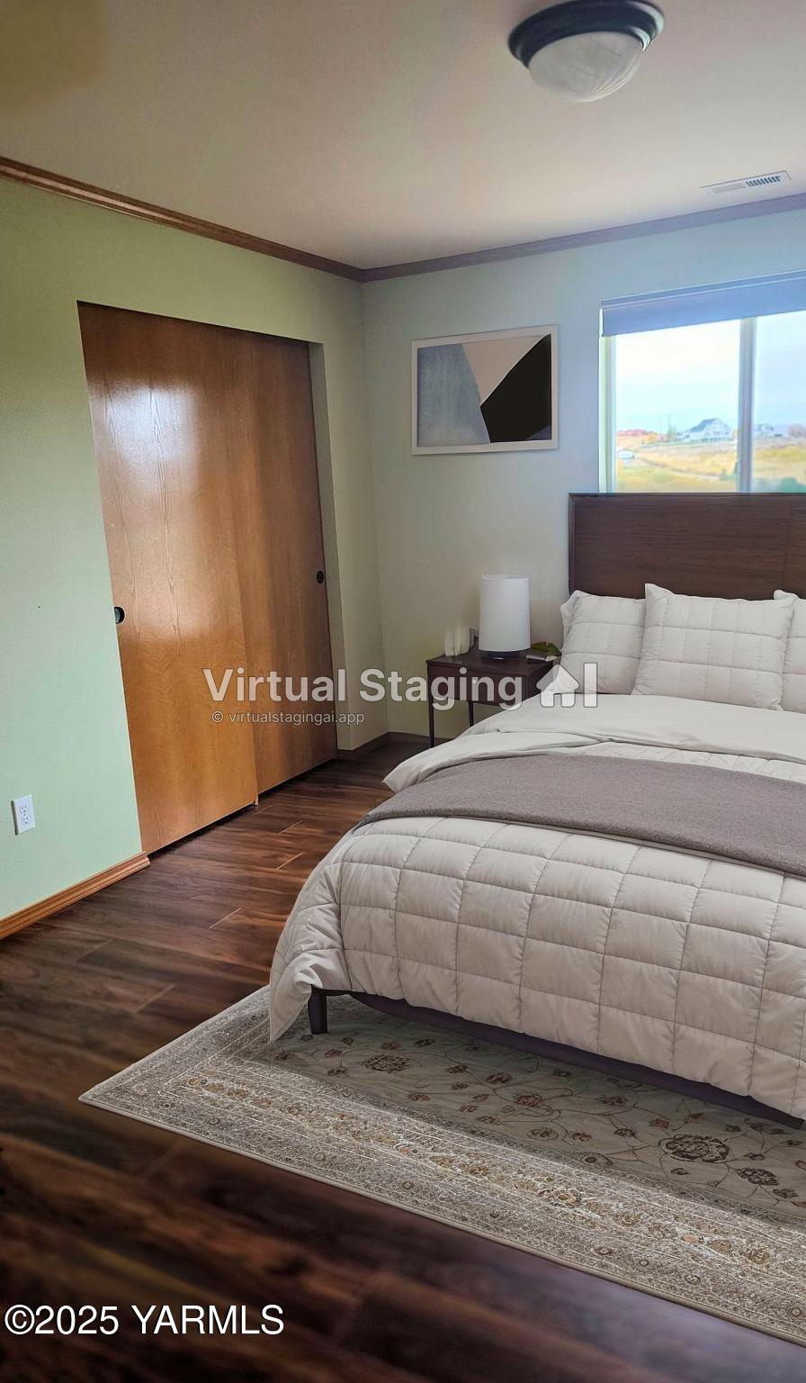 320 Westridge Road Selah, WA 98942 - Photo 34 of 53 a bedroom with a bed and a large window