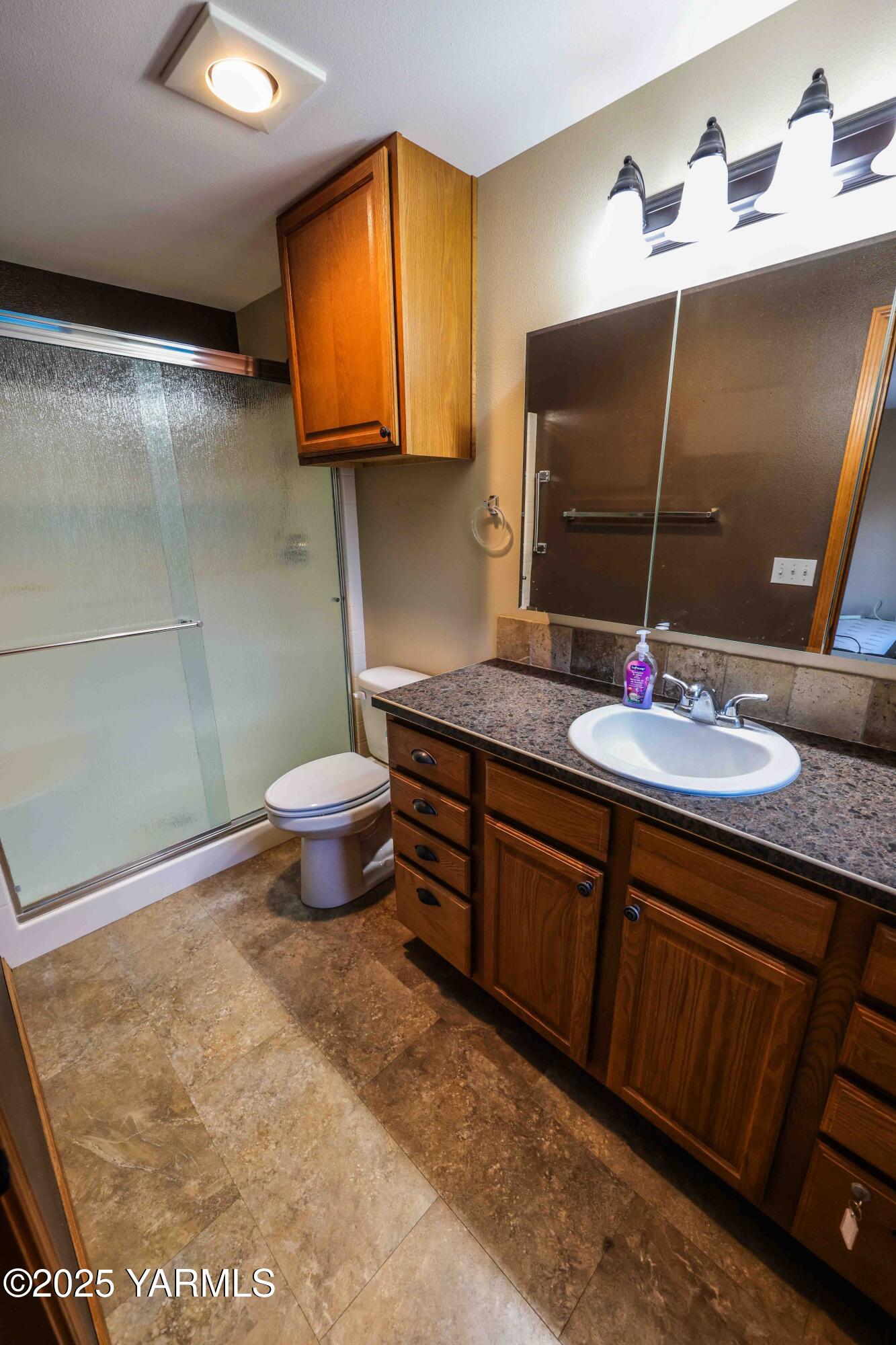 320 Westridge Road Selah, WA 98942 - Photo 39 of 53 a bathroom with a sink toilet and mirror