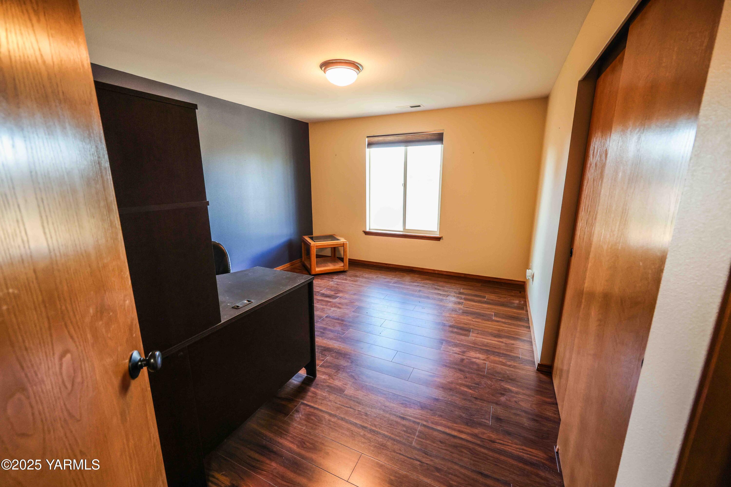 320 Westridge Road Selah, WA 98942 - Photo 49 of 53 a living room with furniture and a wooden floor