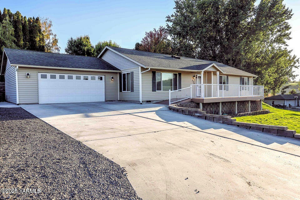320 Westridge Road Selah, WA 98942 - Photo 10 of 53 a front view of a house with a garden and pathway