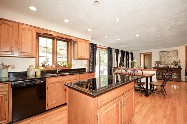 117 Barry Road Worcester, MA 01609 - Photo 4 of 27 Gallery Image 4