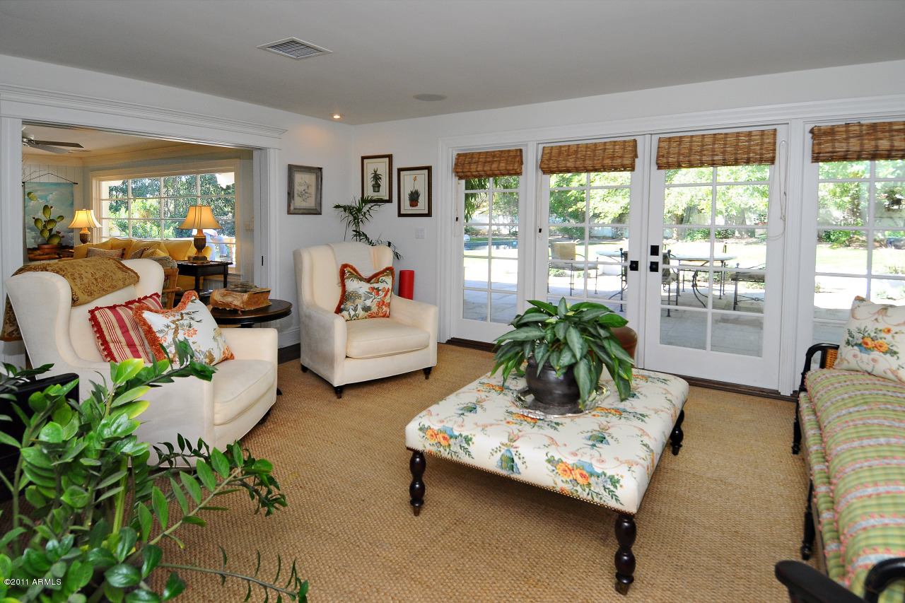 4620 North Dromedary Road Phoenix, AZ 85018 - Photo 3 of 19 Living Room