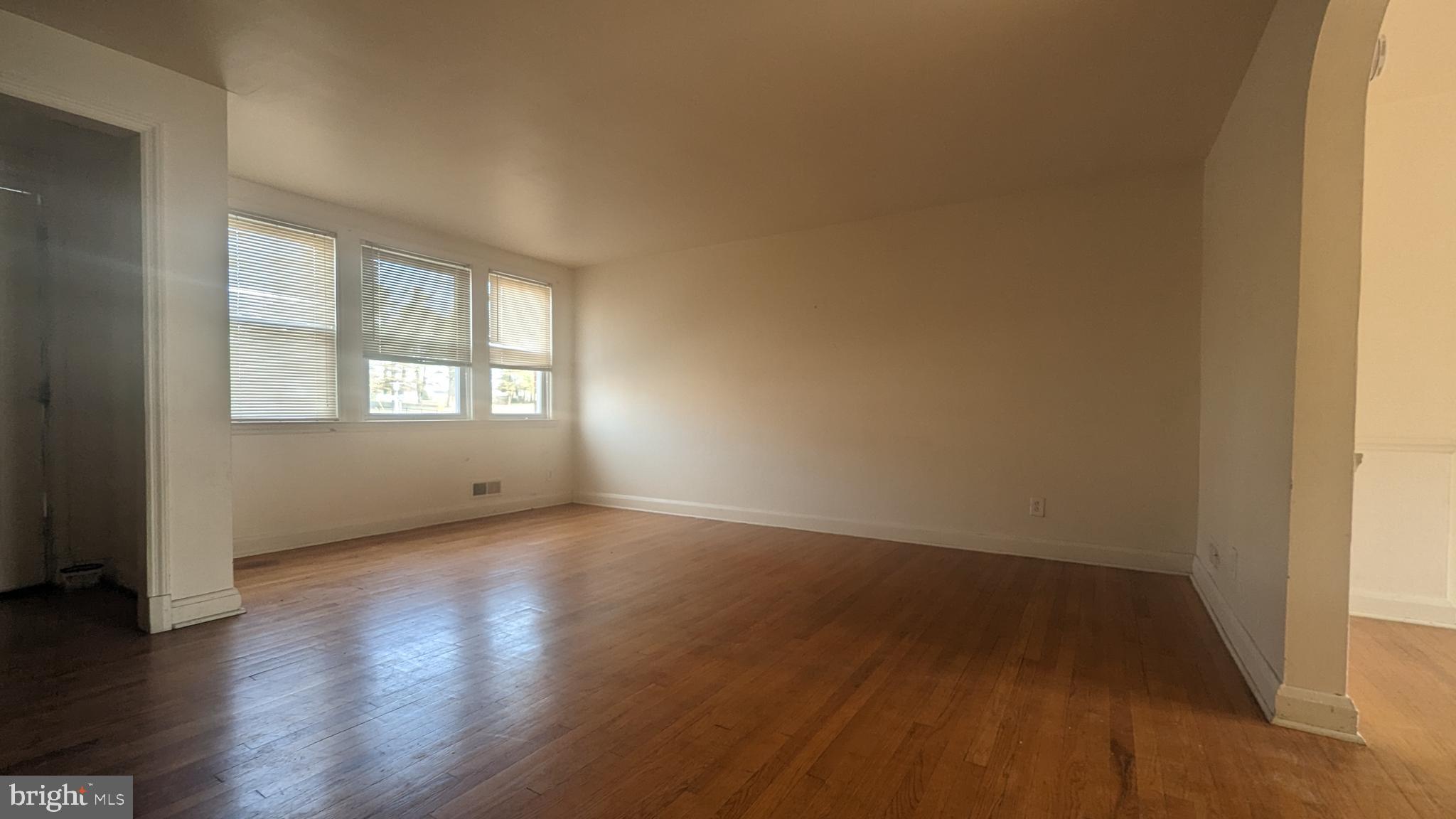 1547 Kennewick Road Baltimore, MD 21218 - Photo 4 of 20 Living Room
