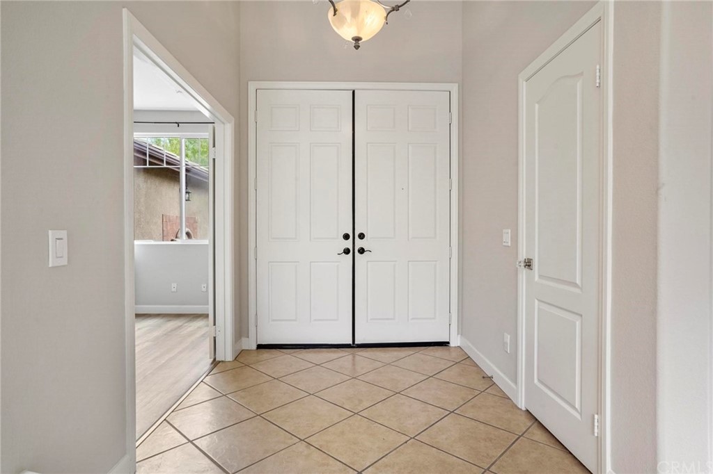 569 Inverlochy Drive Fallbrook, CA 92028 - Photo 32 of 36 an empty room with windows