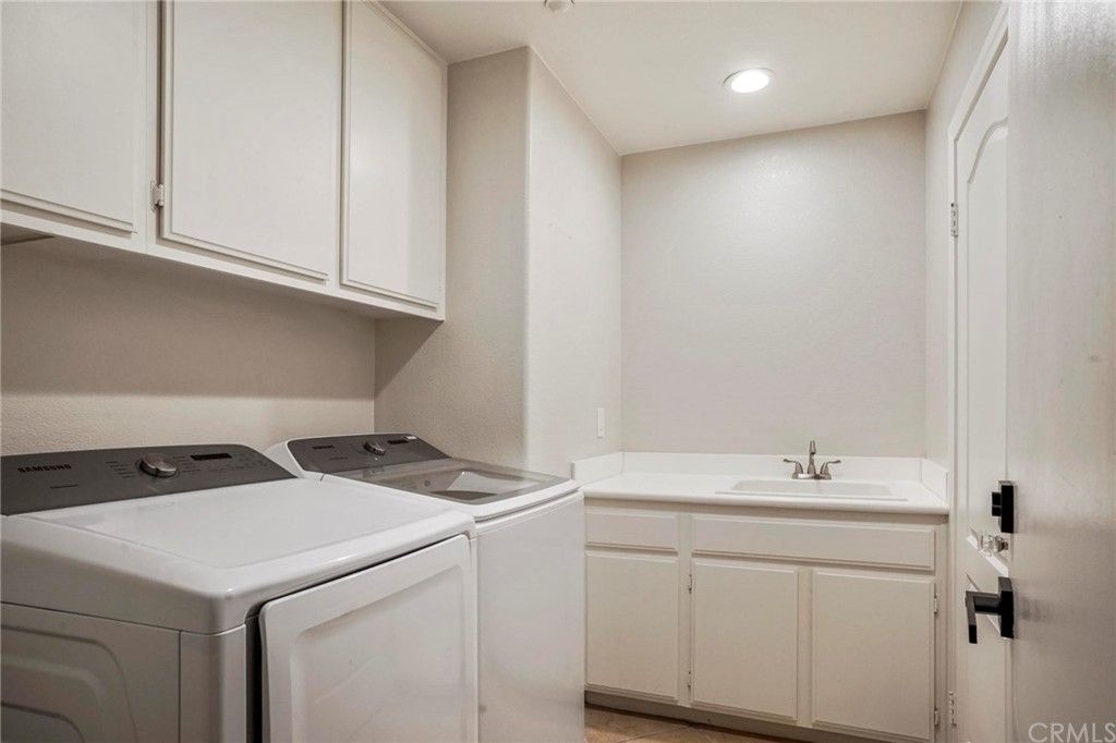 569 Inverlochy Drive Fallbrook, CA 92028 - Photo 34 of 36 a utility room with dryer and washer