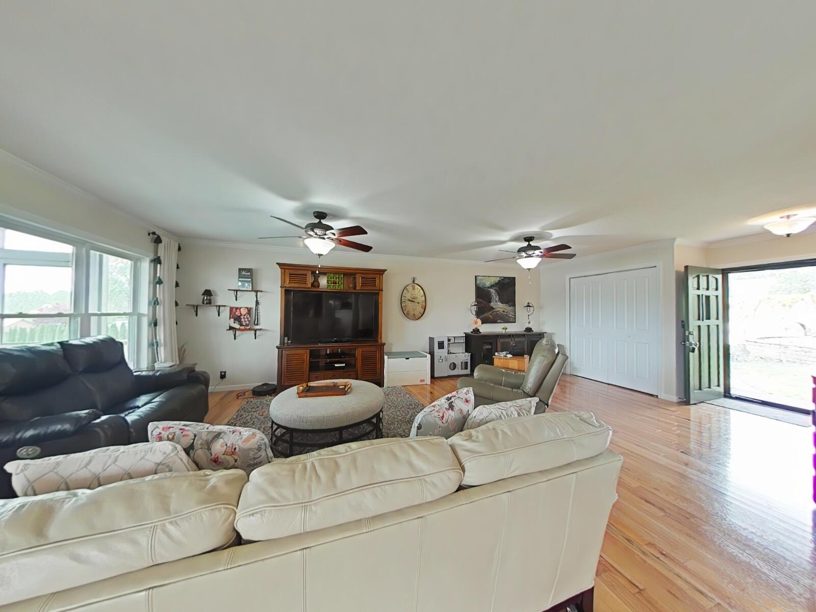 1098 Sable Road Spring City, TN 37381 - Photo 36 of 59 Living room_Dining Room