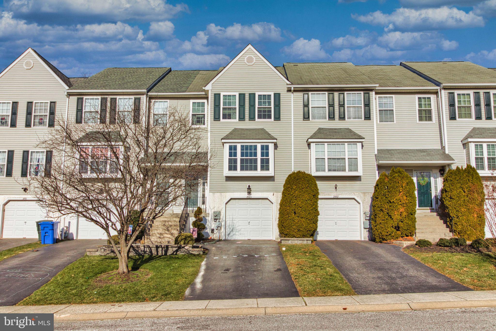 205 Springvalley Way Aston, PA 19014 - Photo 1 of 30 Front View