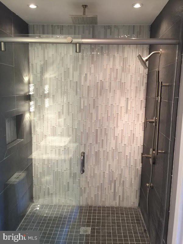 205 Springvalley Way Aston, PA 19014 - Photo 19 of 30 Main bathroom -