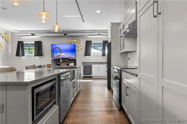 $279,900 | 210 Mulberry Street, Jeffersonville, IN 47130