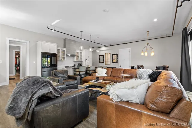 $279,900 | 210 Mulberry Street, Jeffersonville, IN 47130