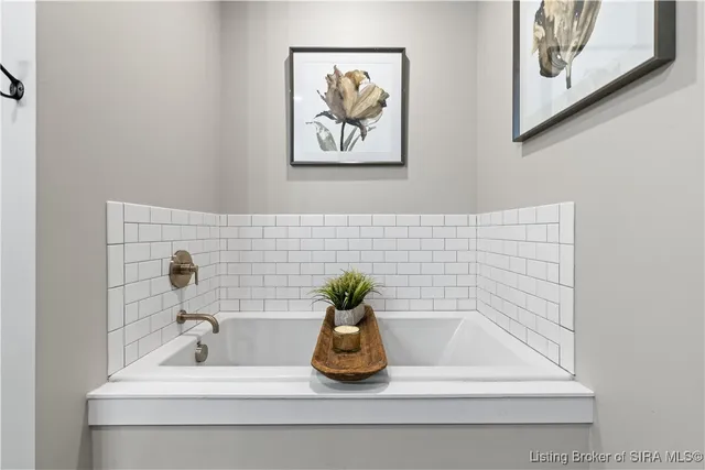 $279,900 | 210 Mulberry Street, Jeffersonville, IN 47130