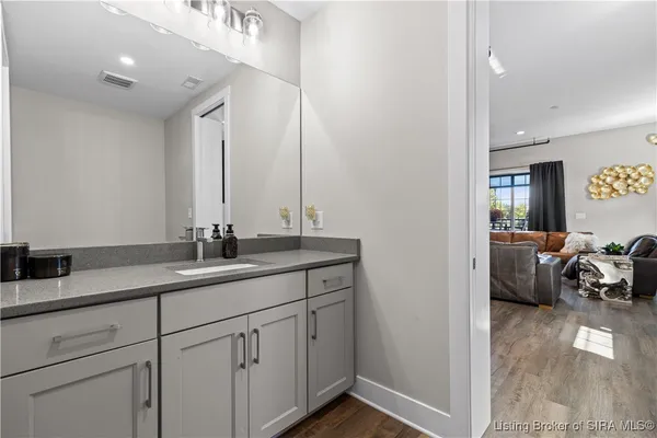 $279,900 | 210 Mulberry Street, Jeffersonville, IN 47130