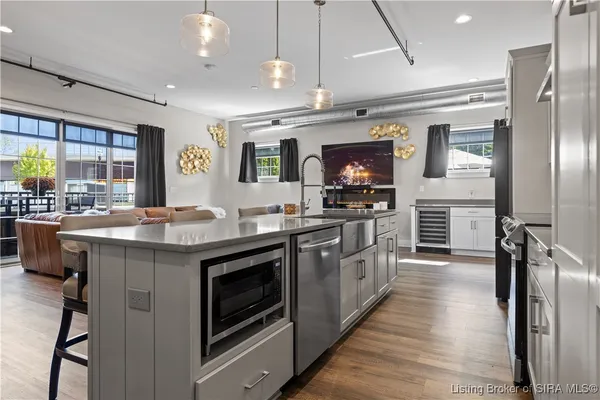 $279,900 | 210 Mulberry Street, Jeffersonville, IN 47130