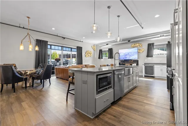 $279,900 | 210 Mulberry Street, Jeffersonville, IN 47130