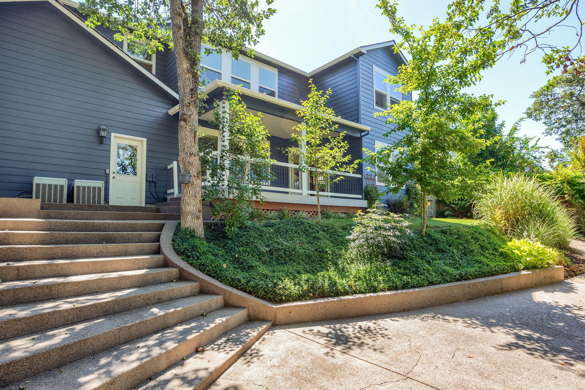 523 Ridgeway Avenue Central Point, OR 97502 - Photo 67 of 68 a view of a house with plants and large trees
