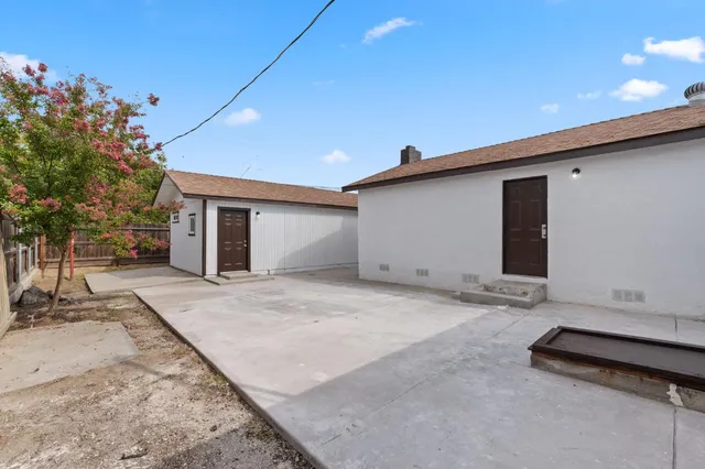 a view of a backyard