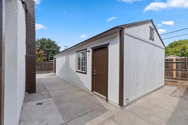 a view of a house with backyard