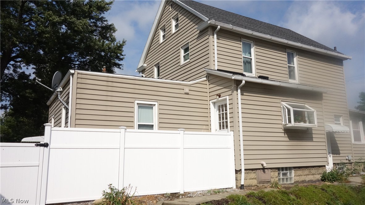 556 West Wilbeth Road Akron, OH 44314 - Photo 3 of 28 Gallery Image 3